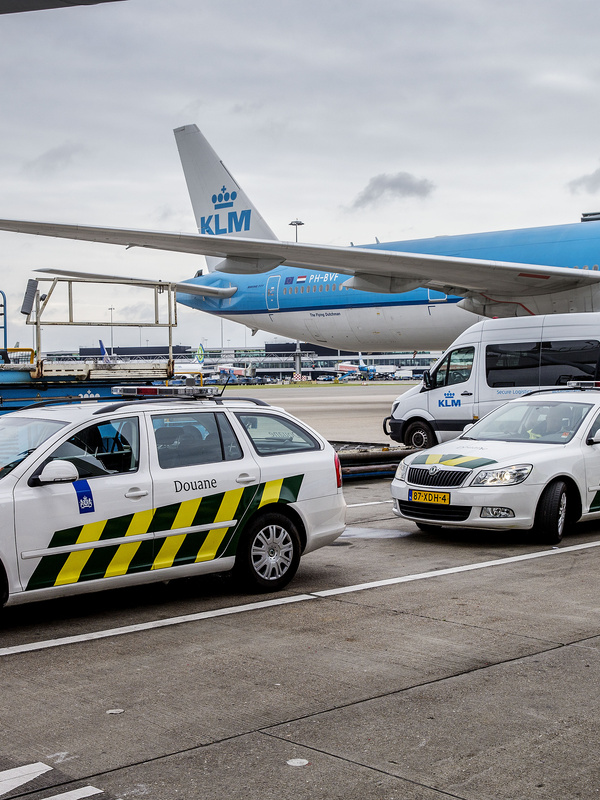 Twee foto's van de Douane op de luchthaven