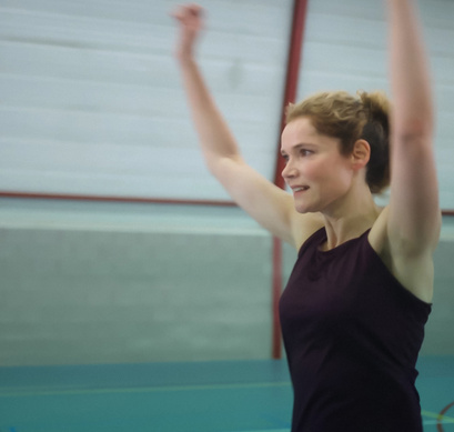 Medewerker is aan het sporten