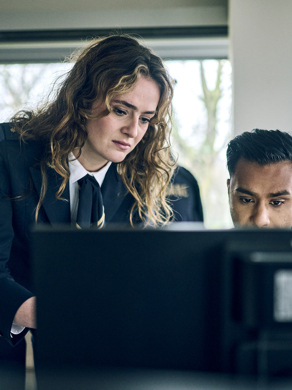 Twee Medewerkers kijken naar iets op de computer