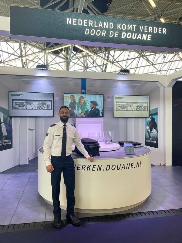 Medewerker staat op de nationale Carierre Beurs