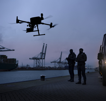 Drone vliegt over haven gebied.