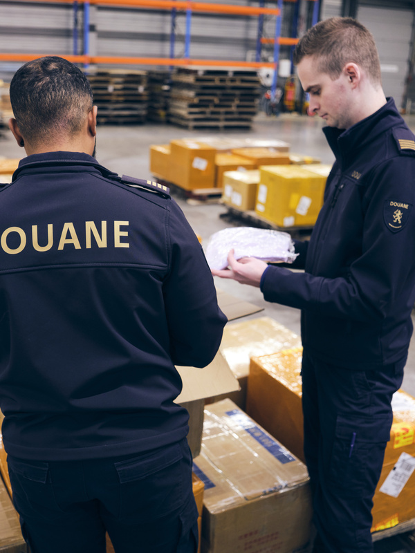 Douane medewerkers controleren pakketten.