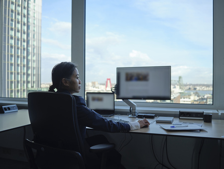 Medewerker zit achter haar computer