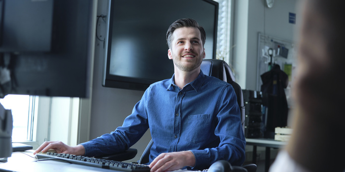 Medewerker zit achter bureau