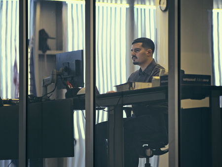 Medewerker werkt achter zijn computer