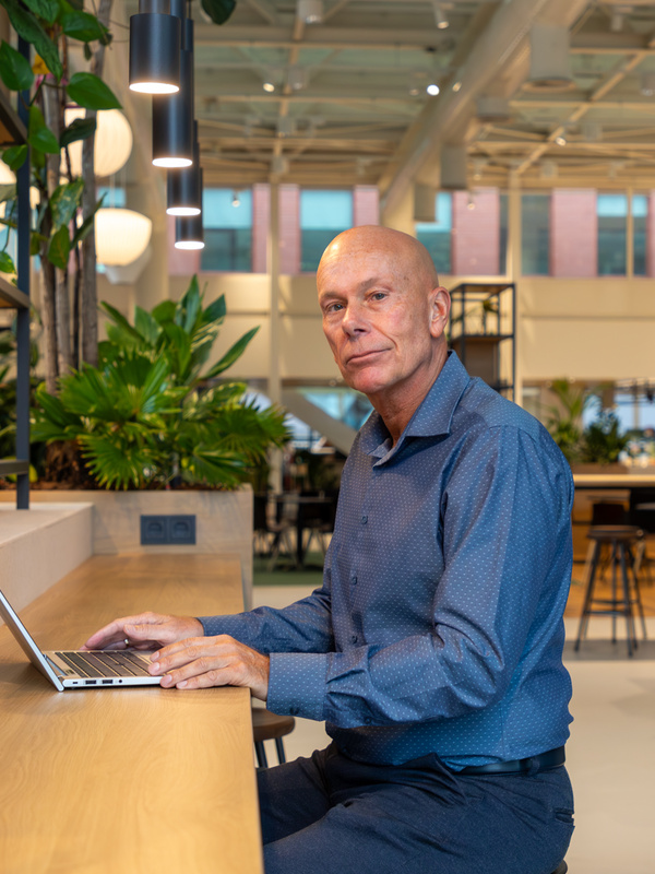 Medewerker zit achter zijn laptop
