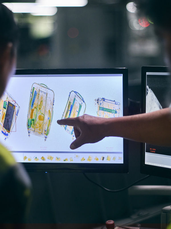 Een scan wordt bekeken door twee medewerkers