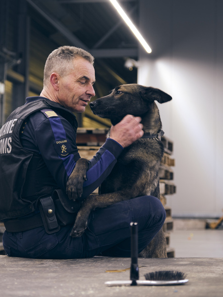 Medewerker met een speurhond
