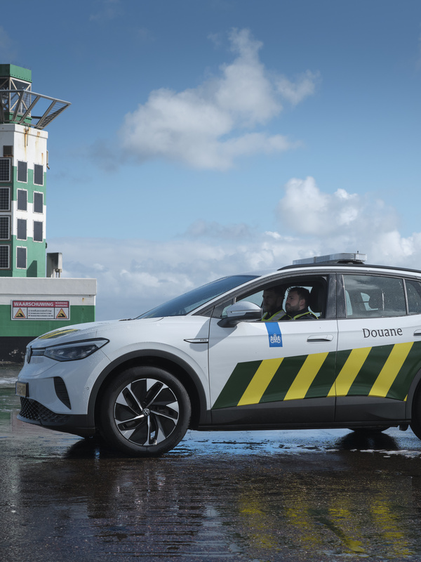 Douane auto voor verkeerstoren.