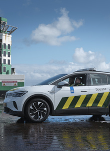 Douane auto voor verkeerstoren.