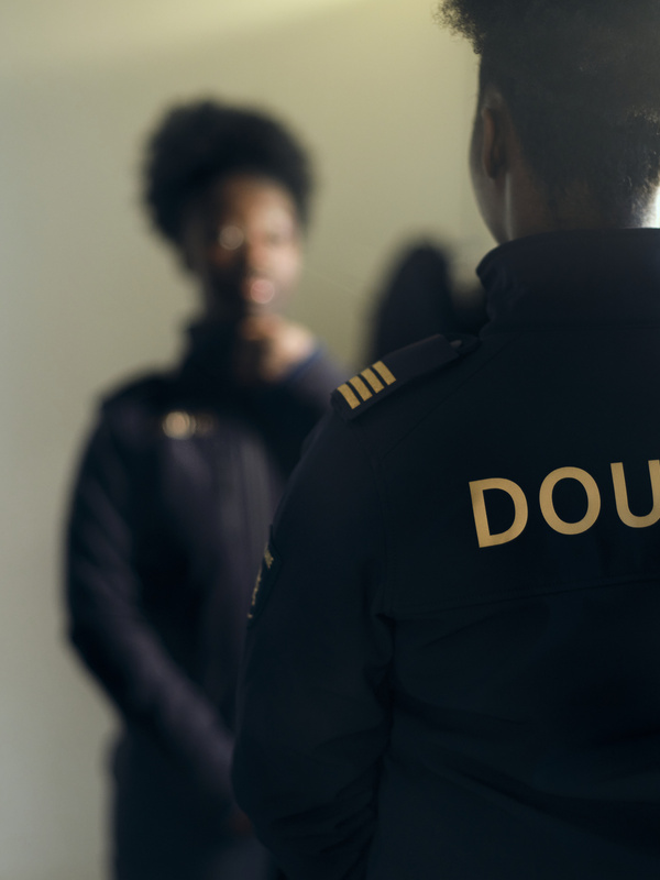 Medewerker in uniform