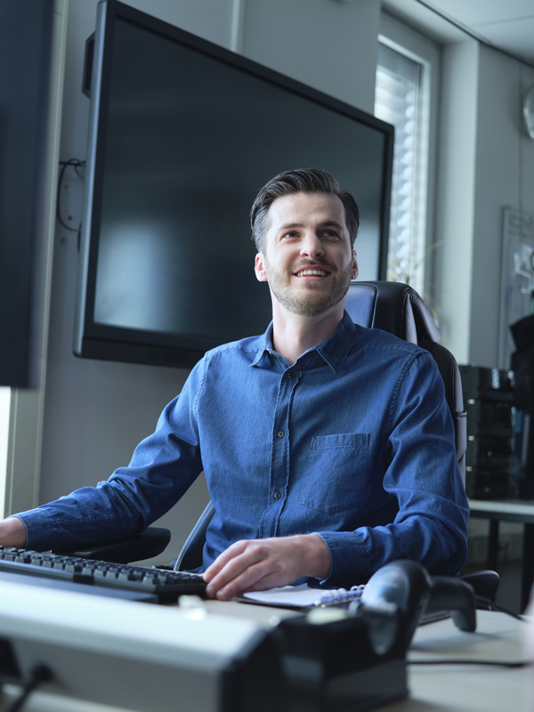 Medewerker zit achter bureau