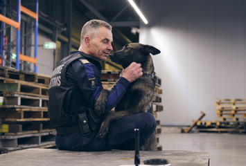 Medewerker met een speurhond