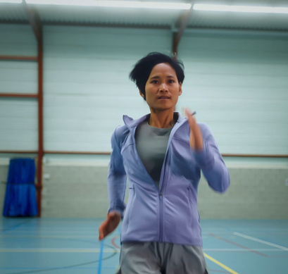 Medewerker is aan het sporten