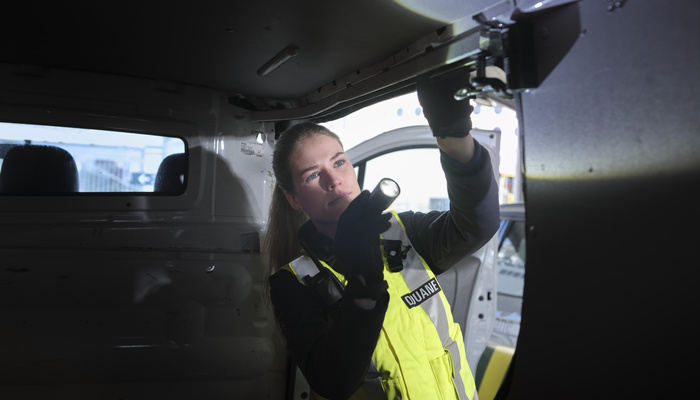 Medewerker controleert een auto