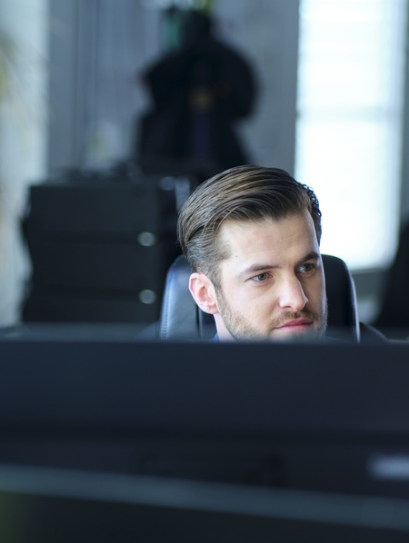 Medewerker zit achter zijn computer