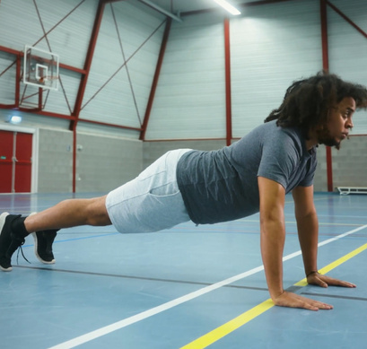 Medewerker is aan het sporten