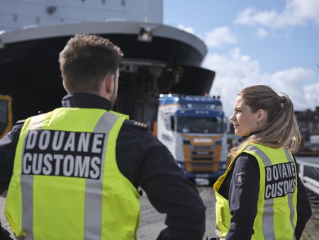 Twee medewerkers staan bij een cruiseschip