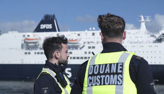 Twee Medewerkers staan voor een cruiseschip