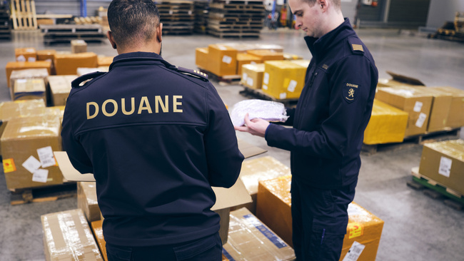Douane medewerkers controleren pakketten.