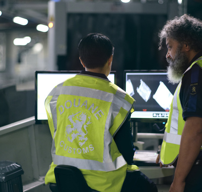 Medewerkers bekijken een scan