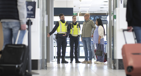 Twee medewerkers staan in de hal