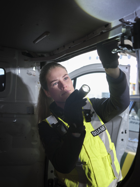 Medewerker controleert een auto