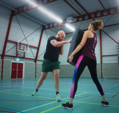 Medewerkers zijn aan het sporten