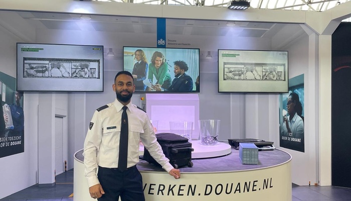 Medewerker staat op de nationale Carierre Beurs