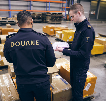 Douane medewerkers controleren pakketten.