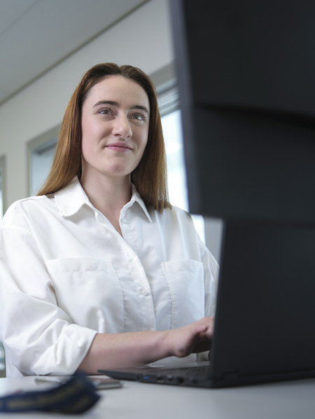 Medewerker zit achter haar laptop