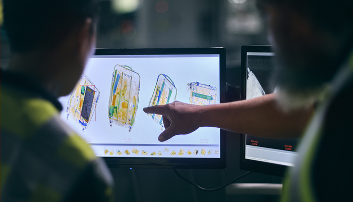 Een scan wordt bekeken door twee medewerkers
