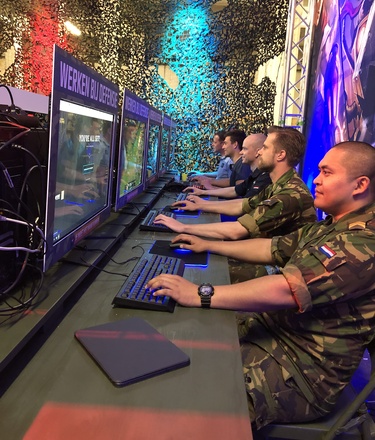 Militairen gamen tijdens de Luchtmachtdagen