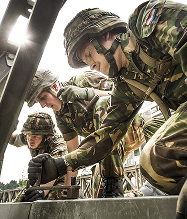 Soldaten bouwen een brug op