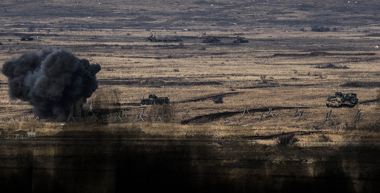 Oefening met tanks op een veld