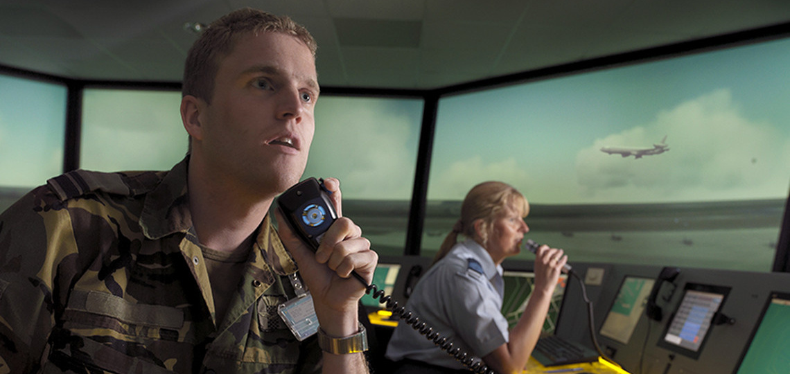 Militairen op een schip communiceren met andere schepen