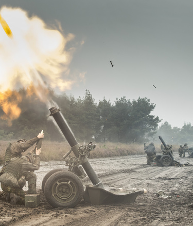 Artilleristen vuren een 120mm mortier af
