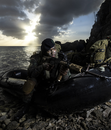 Leden van de Caribische militie in actie