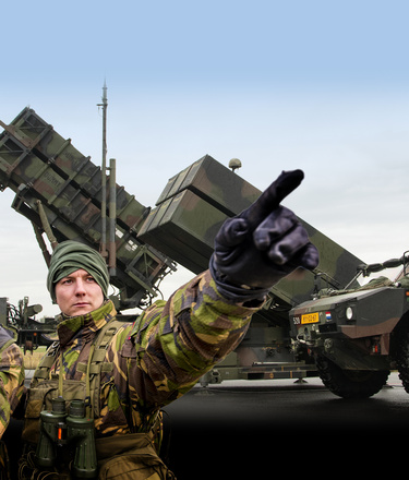 Militairen van de luchtverdediging opgesteld