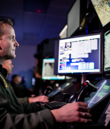 MQ-9 vlieger (Reaper) van de Luchtmacht aan het werk achter de beeldschermen