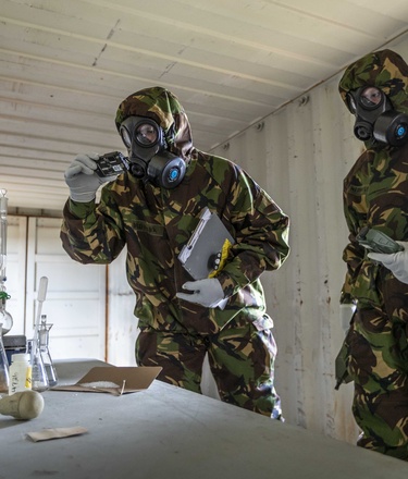 CBRN militairen doen onderzoek
