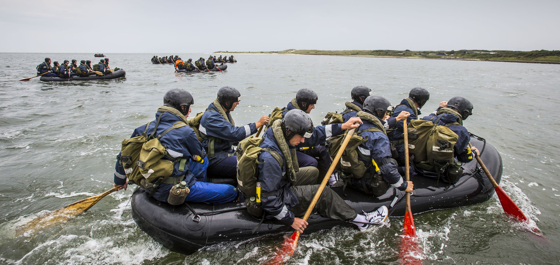 Roeiende studenten op een boot