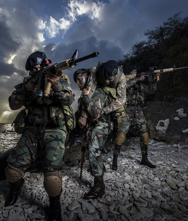 Leden van de Caribische militie in actie