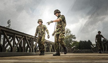 Twee soldaten inspecteren samen een brug
