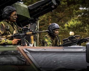 Vrouwelijke militairen in een pantservoertuig