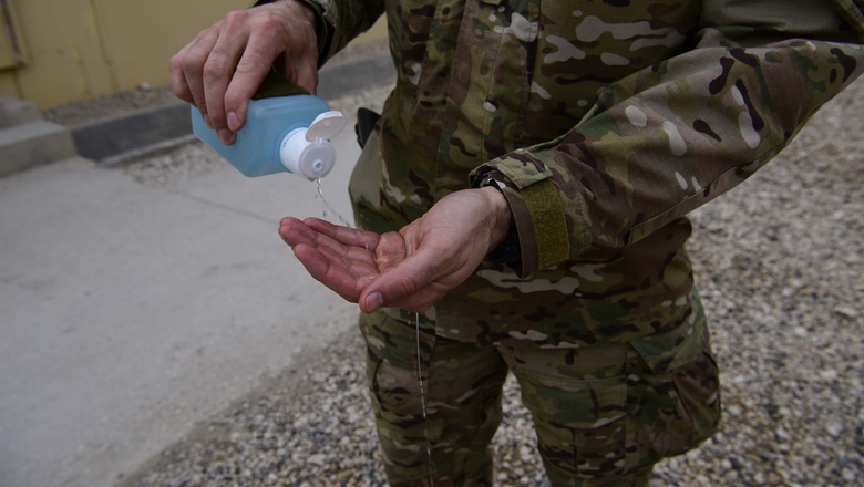 Militair wast zijn handen
