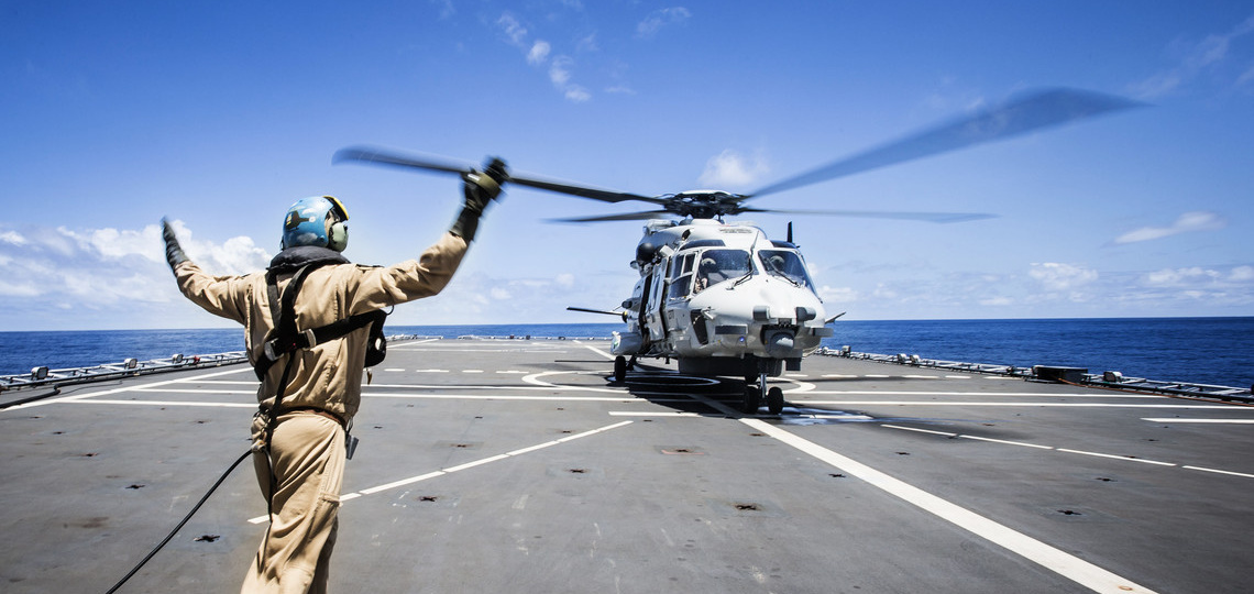 Helikopter op een schip