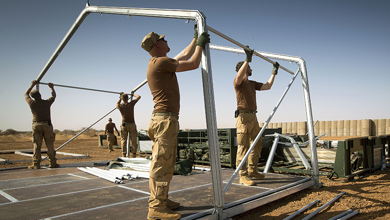 Soldaten zetten een tent op