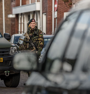 13 Lichte Brigade reservist staat paraat bij een weg