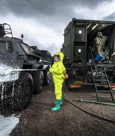 CBRN militairen aan het ontsmetten